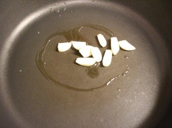step2: 爆香蒜頭
