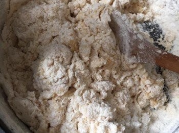 step2: 高筋麵粉、中筋麵粉混合，加入拌勻鍋中液體。