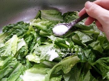 step6: 放入盆內用水沖洗乾淨 , 再加入2茶匙鹽浸過面10分鐘 , 瀝乾水份備用