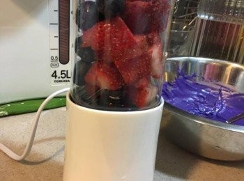 step4: 把藍莓、士多啤梨、黑莓洗淨後，放入攪拌機內打爛成液體狀