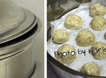 step6: 將蒸籠放到已煮滾的蒸鍋上
蓋子稍微開一點縫隙
中小火蒸煮約 10~15分鐘左右

冰凍過的湯包無需退冰
直接擺進蒸籠內一樣可以馬上蒸煮
只是冰凍過的小湯包
蒸煮時間就要稍微拉長一點即可。