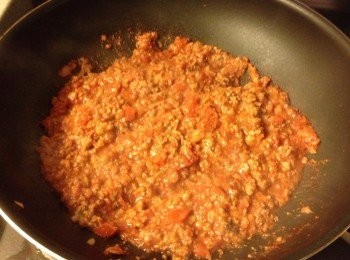 step2: 中火下油下碎肉，差不多煮熟時加入蕃茄粒略炒