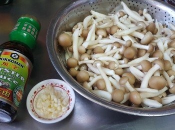 step1: 將蟹味菇拆去包裝、剪去底部的蒂，整散成一朵朵菇洗淨備用；蒜頭去皮洗淨，剁碎