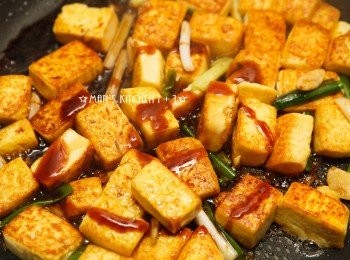 step4: 最後加入米酒、醬油、蠔油和水，並讓煮到醬汁收乾且豆腐入味就完成了。