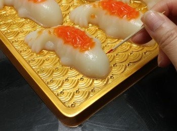 step10: 取出於室溫待涼後來小心脫模，用牙簽點小許食用色素為小鯉魚點睛便完成。立即用禮盒蓋好.