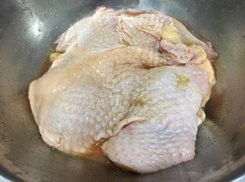 step1: 先將雞睥肉用少許生抽、雞粉、糖、鹽、紹興酒、粟粉、油醃約30分鐘