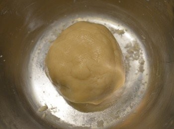 step2: 然後將麵糰包上保鮮膜，放入雪櫃冷凍鬆弛15分鐘。