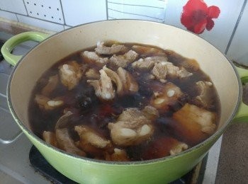 step3: 味醂加生抽; 老抽; 冰糖及適量水份煮滾， 加入豬軟骨最慢火炆約一小時， 隨即熄火焗20分鐘