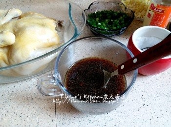 step7: 蒸好的雞盛起 , 蒸雞的雞汁留起 , 加入調味料拌勻成汁料備用