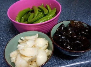 step2: 將甜豆撕去頭尾、洗淨；新鮮百合去頭尾、洗淨；浸發雲耳去蒂洗淨