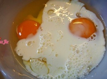 step10: 打發兩隻蛋，加入淡忌廉，少許鹽，少許黑椒打勻。