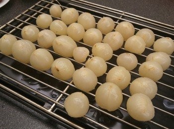 step5: 另外預備一碗酒，可選用桂花陳或雙蒸酒，把去殼荔枝肉一粒一粒用酒沖洗一下，去除荔枝雜質， 荔枝肉雜質會影響浸酒效果。