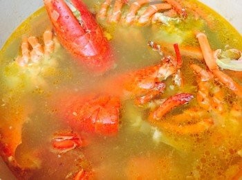 step5: 加黑椒調味，熄火後加入西芹葉拌匀即成。