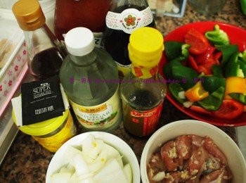 step1: 酸甜呷醋汁: 
酸甜份量按個人口味喜好而加減
白醋 1湯匙
紅醋 1湯匙
鎮江醋 1湯匙
韓式麵豉醬 1湯匙
生抽   2茶匙
茄汁   2湯匙
蜜糖   1 茶匙
糖     2 茶匙
水     半杯
生粉   1 茶匙