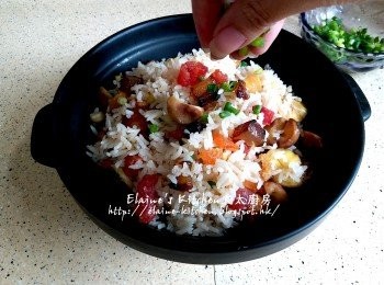 step10: 待米飯吸收臘味的香味及油份 , 將臘味栗子飯盛起放入碗內 , 再灑上餘下蔥粒即可