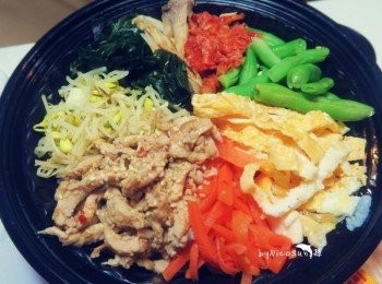 step6: 所有備料鋪上白飯和韓國泡菜就完成拉~