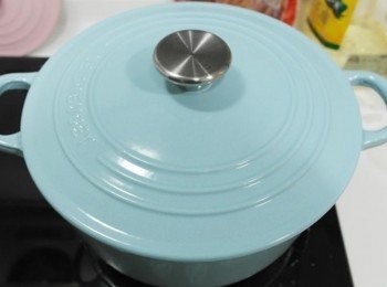 step10: 蓋上鍋蓋轉中火滾了之後轉小火煮約6-8分鐘!!