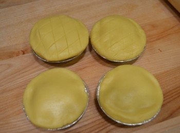 step16: 餘下的麵皮搓圓，再擀出直徑約8cm 的圓薄片，然後蓋於餡料上，用手輕輕壓實封口。