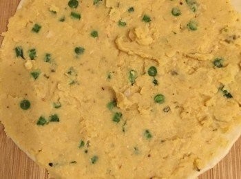 step9: 鷹嘴豆蓉放上墨西哥簿餅鋪平，再放已炒好的蔬菜，