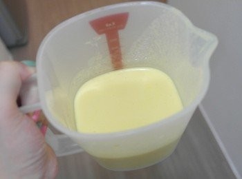 step6: 接著將布丁液倒入適當容器中，放入冰箱冷藏至凝固即完成。