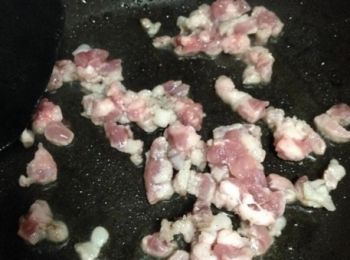 step6: 炒鍋熱油，下肉末，翻炒至變色。