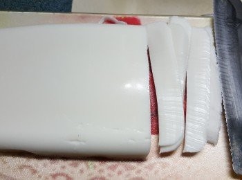 step7: 當椰汁雪到凝固後,就可以取出切長薄片成河粉形狀,放上碟上待用