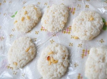 step8: 將米飯緊緊塑成扁橢圓形狀