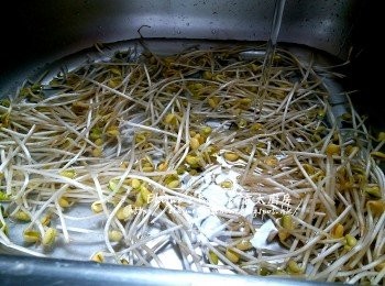 step1: 大豆芽摘去尾部 , 加水浸過靜待10分鐘