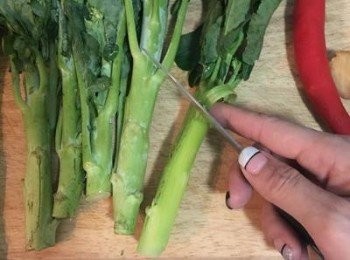 step2: 用小刀清理青花筍的粗皮，一般花椰菜我也會這樣清理喔，這樣讓口感更好，也更快能熟成。