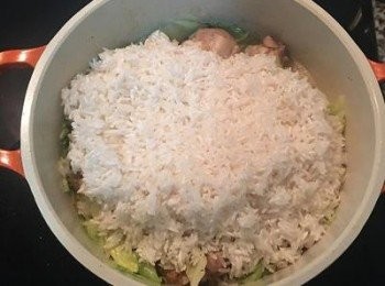 step5: 加入洗淨的白米，並加入除了米酒之外的調味料拌勻，