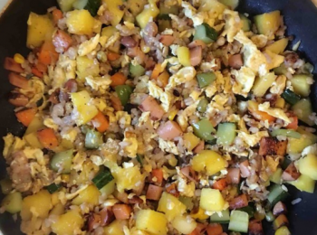 step5: 最後下菠蘿翻炒，翻炒幾下，下<span class="group_2">輔料</span>，翻炒均勻即可。