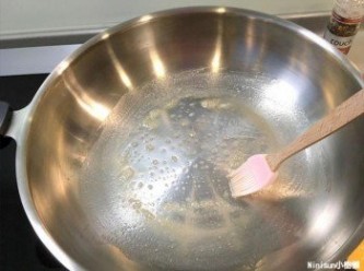 step5: 同時 取適量奶油均勻塗抹鍋中燒熱 一邊也同時將剩下兩片未挖洞的吐司浸泡蛋汁晾乾