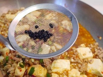 step6: *最後淋上過濾的花椒油即可~