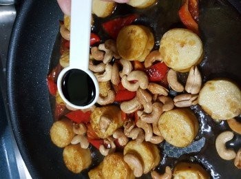 step7: 加入腰果及1茶匙老抽上色(落老抽是增加色澤,可以不加)