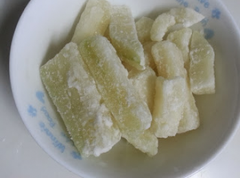 step4: 將糖冬瓜切細粒，可以容易出味，然後用湯煲放下2500ML清水，將所有材料凍水落，水滾後較慢火煲一小時。