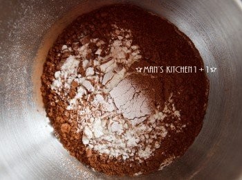 step1: 首先將低筋麵粉、可可粉與泡打粉過篩備用。