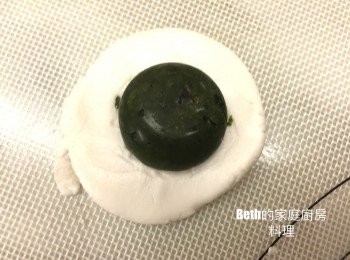 step5: 用手掌輕輕將4壓扁，包入抹茶紅豆餡，再將餡料完全包覆住、搓圓