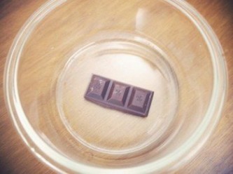 step8: 將一小塊巧克力放在可微波的容器中~~