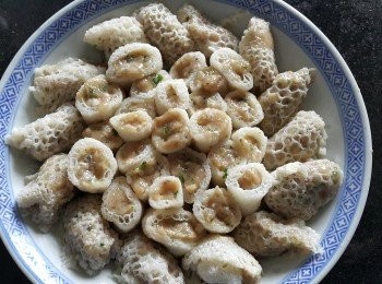 step3: 壓搾出多餘水份後，再裁切約1 寸長的大小，再釀入魚肉