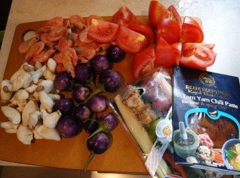 step1: 準備材料:
-洗淨所有材料
- 小圓茄子切開1半/ 分4份
- 如用大蝦需挑腸
- 香茅切段, 略拍
- 蔥頭切片
- 檸檬葉去除中間的一條, 再撕開幾片
- 南薑去皮, 切片, 略拍
- 辣椒去籽切粒(如不怕辣可留籽)
- 蕃茄切成6份