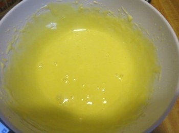 step6: 然后打开电动打蛋器，低速搅打至面粉与蛋黄糊完全混合均匀