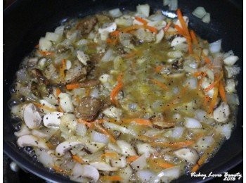 step7: 接著再依個人喜好斟酌，加入適量的鹽巴及黑胡椒，拌炒均勻