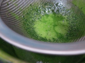 step12: 白巧克力加入抹茶蛋黃糊拌勻過篩