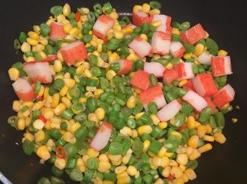 step1: 先炒香蒜粒、乾葱粒、辣椒碎、加入四季豆、雞肉同炒，再加入粟米、蟹柳拌勻盛起。