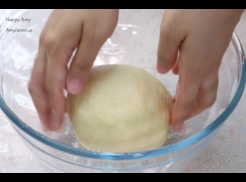 step3: 再用手搓8-10分鐘至光滑不黏手。
