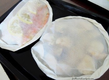 step6: 现在，把半月形的鲑鱼包放在烤盘上，再以200度烤15-20分钟至鲑鱼和蔬菜完全熟透即可。