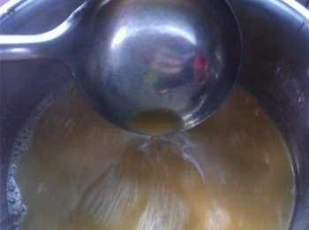 step3: 把煮好的燕菜平均分開兩份。
一份倒入椰漿攪拌均勻
一份保持原味。