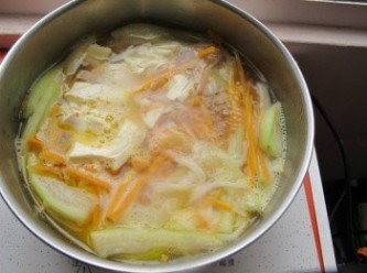 step6: 水大滾之後，加入豆腐絲入鍋內