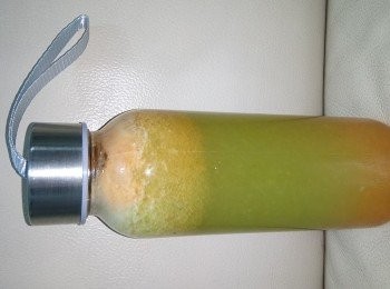 step3: 把所有蔬果放入慢磨機榨汁便成。