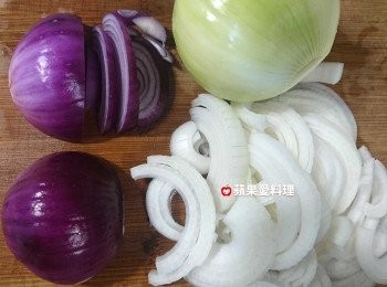 step1: 洋葱逆紋切絲。